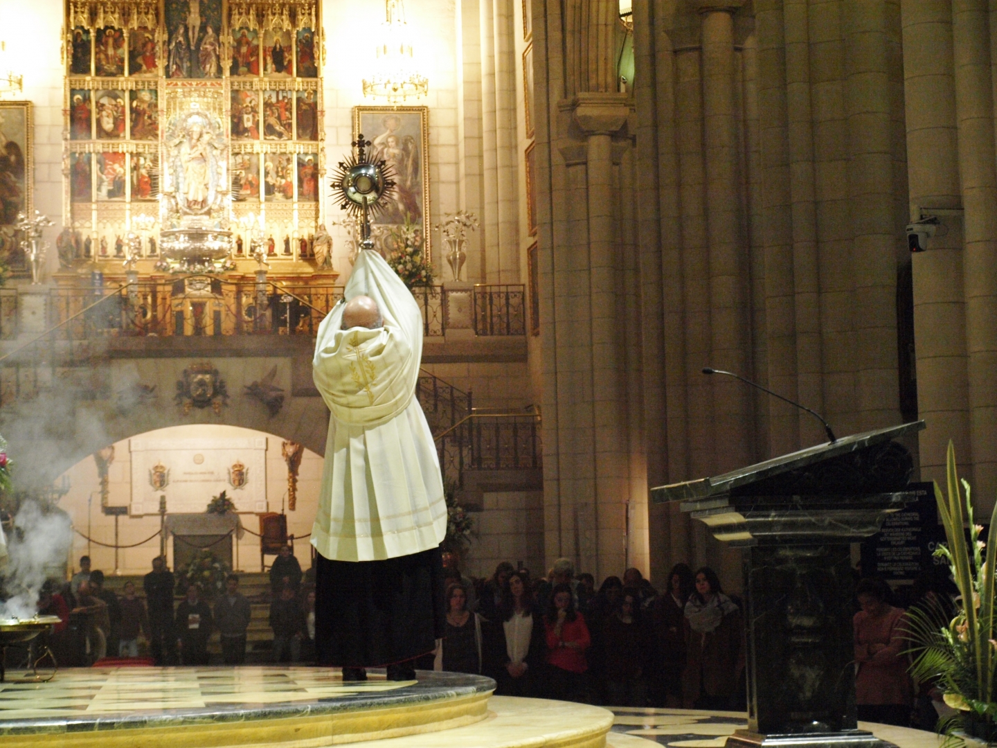 Adoremos!!! Nuestros colegiales en la Catedral de la Almudena