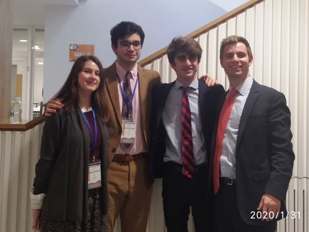 Vencedores en el IV Torneo de Debate Elías Ahúja